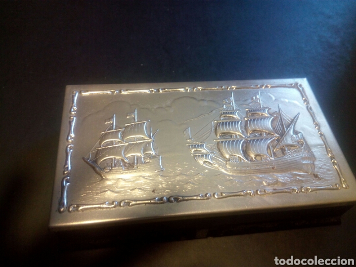 Antig&uuml;edades: Caja metalica con grabado - Foto 1
