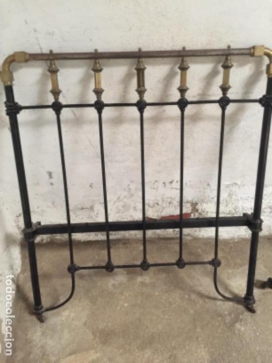 Antig&uuml;edades: Cabezal y pie de cama antigua - Foto 1