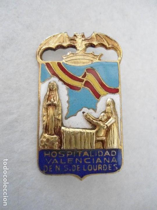 Antig&uuml;edades: BROCHE DE PECHO DE LOURDES ESMALTADO - Foto 1