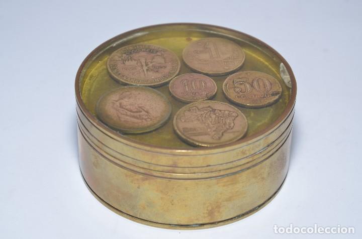 Antig&uuml;edades: CAJA DECORADA CON MONEDAS Y BASE CRISTAL - Foto 2