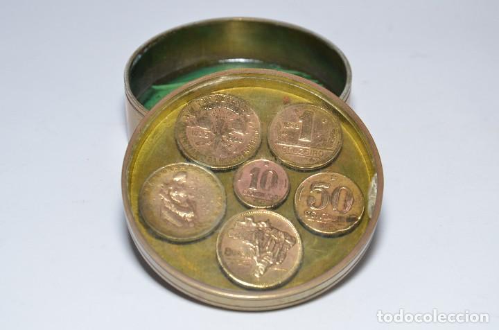 Antig&uuml;edades: CAJA DECORADA CON MONEDAS Y BASE CRISTAL - Foto 3