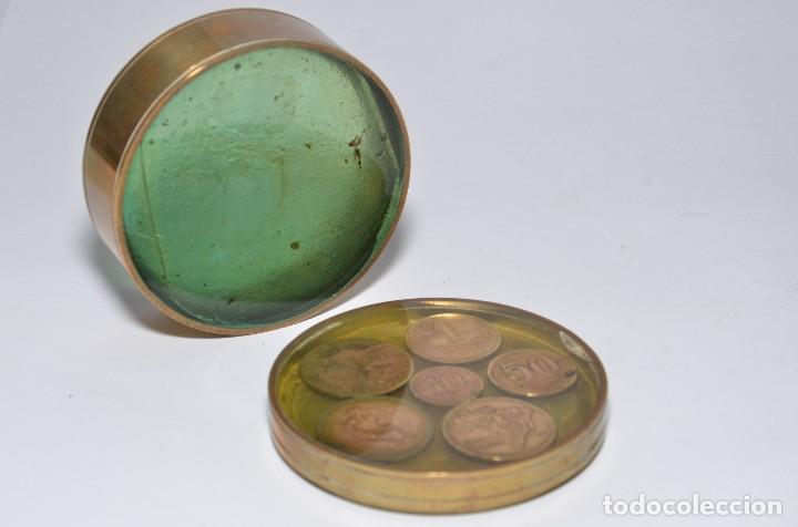 Antig&uuml;edades: CAJA DECORADA CON MONEDAS Y BASE CRISTAL - Foto 7