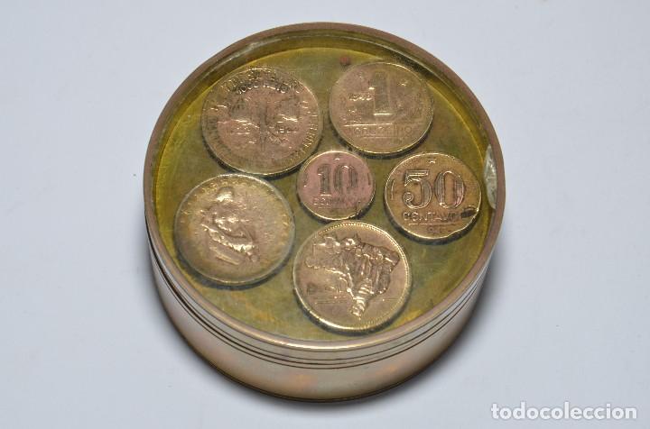 Antig&uuml;edades: CAJA DECORADA CON MONEDAS Y BASE CRISTAL - Foto 1