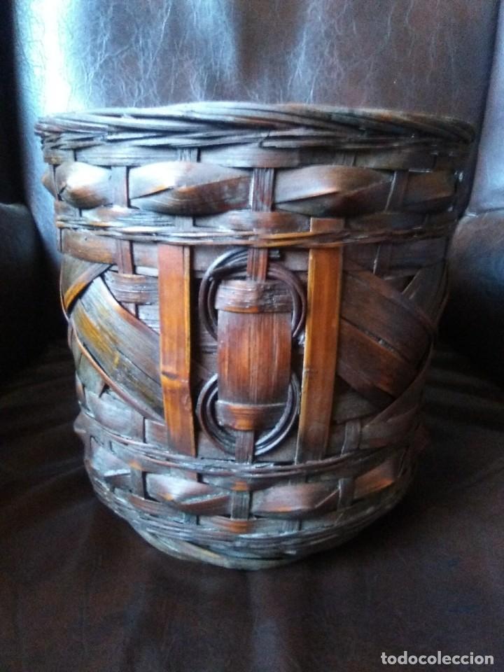 Antig&uuml;edades: Macetero de mimbre. - Foto 1
