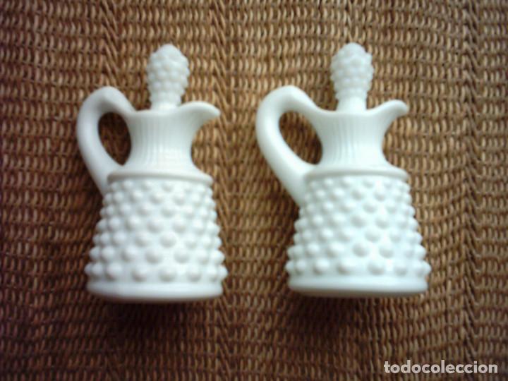 Antiquit&eacute;s: JUEGO PARA ACEITE Y VINAGRE EN OPALINA. 12 Cm.