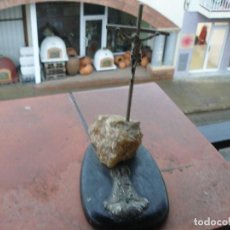 Antigüedades: CRUZ SOBRE CUARZO CRISTALINO - BASE DE HIERRO CON VIRGEN DE COVADONGA