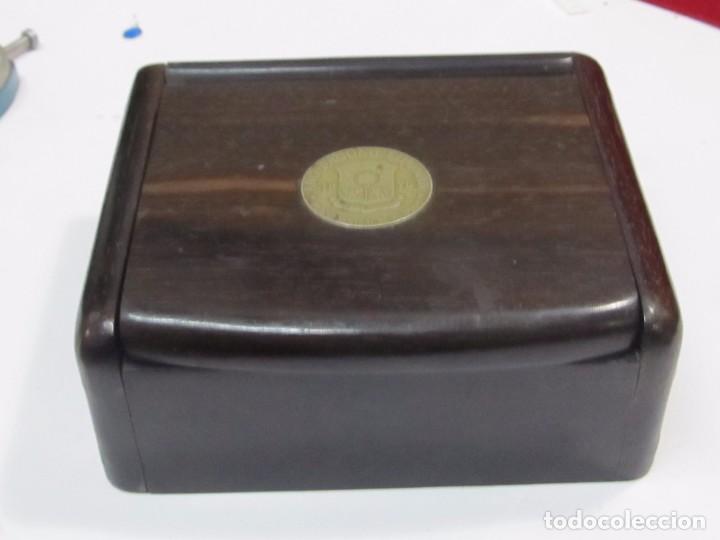 Antig&uuml;edades: CAJA DE MADERA CON MONEDA FILIPINA - Foto 1