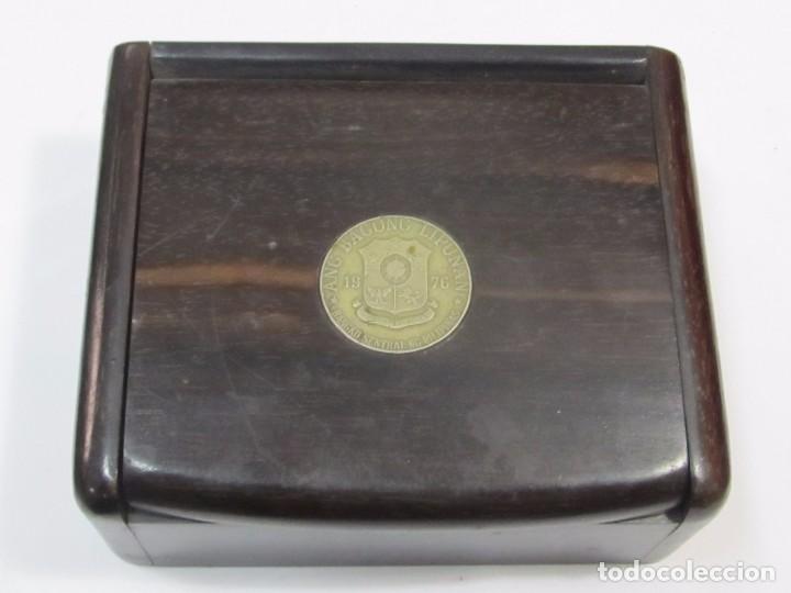 Antig&uuml;edades: CAJA DE MADERA CON MONEDA FILIPINA - Foto 2