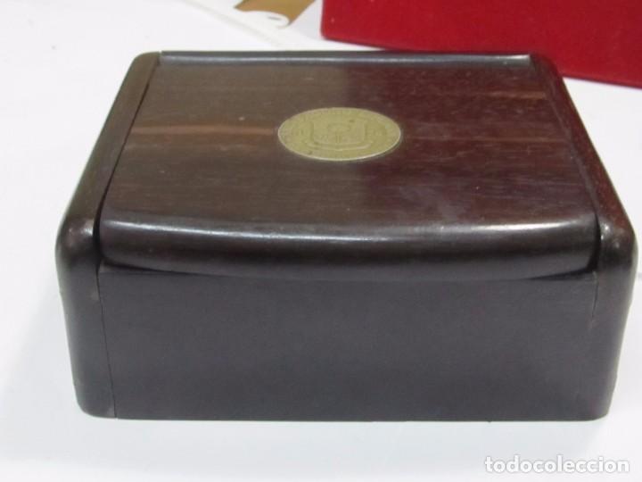 Antig&uuml;edades: CAJA DE MADERA CON MONEDA FILIPINA - Foto 3
