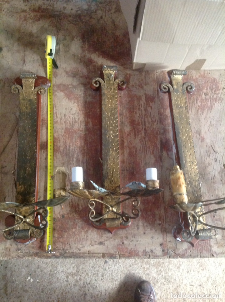 Antig&uuml;edades: Antiguos Apliques de metal sobre base de madera - Foto 1