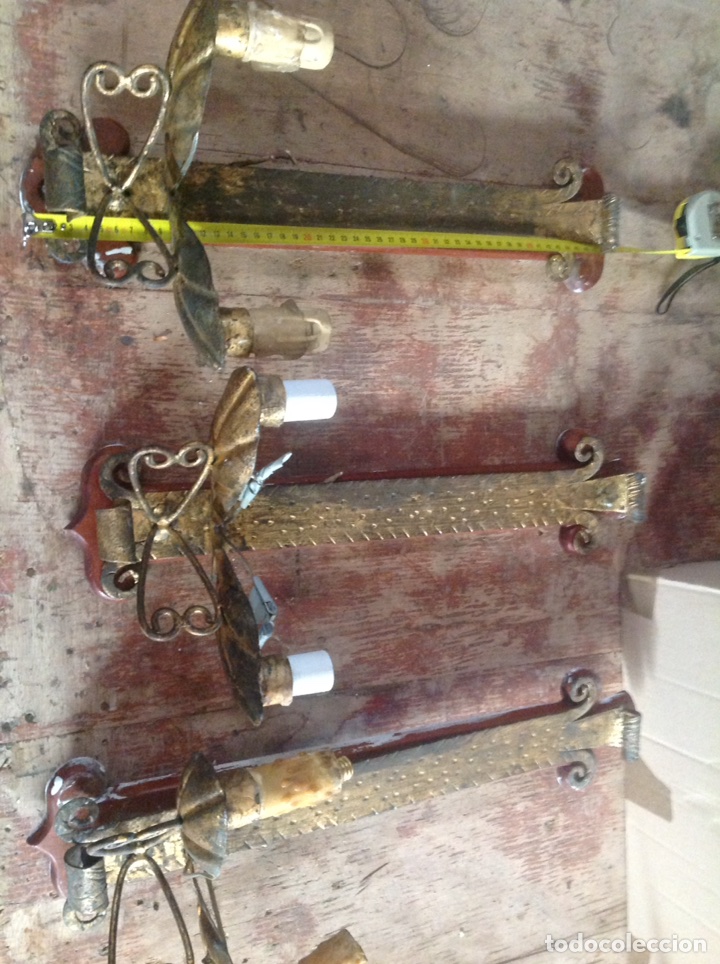 Antig&uuml;edades: Antiguos Apliques de metal sobre base de madera - Foto 6
