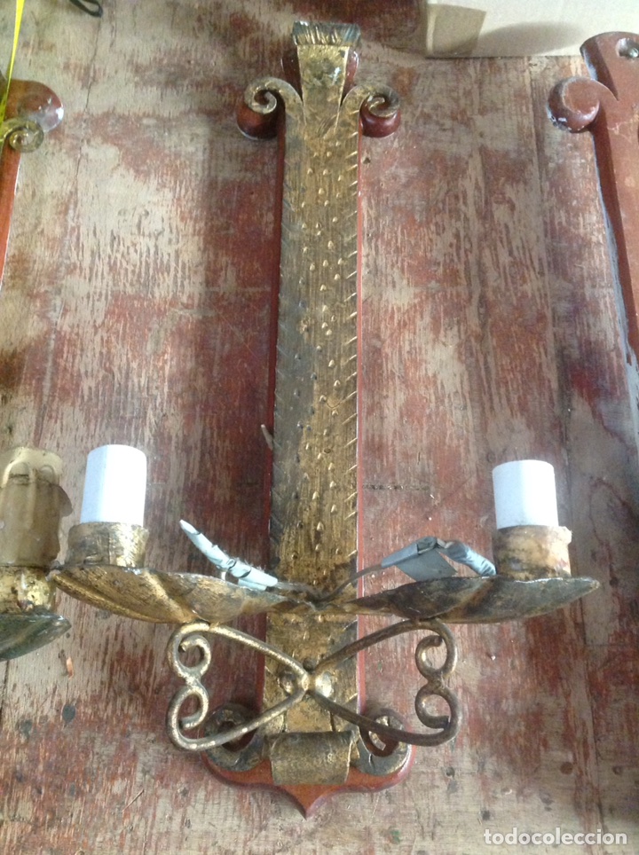 Antig&uuml;edades: Antiguos Apliques de metal sobre base de madera - Foto 8