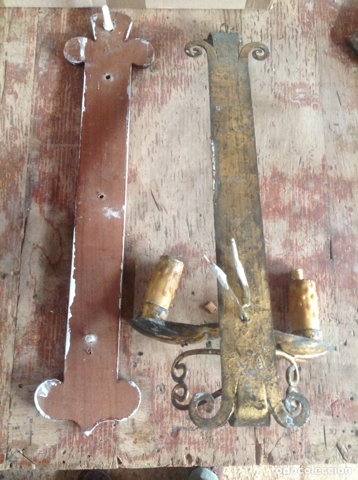 Antig&uuml;edades: Antiguos Apliques de metal sobre base de madera - Foto 10
