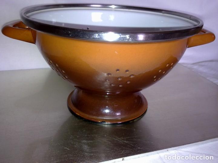 Antig&uuml;edades: ESCURRIDOR DE METAL ESMALTADO - Foto 1