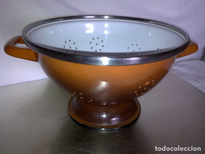 Antig&uuml;edades: ESCURRIDOR DE METAL ESMALTADO - Foto 3