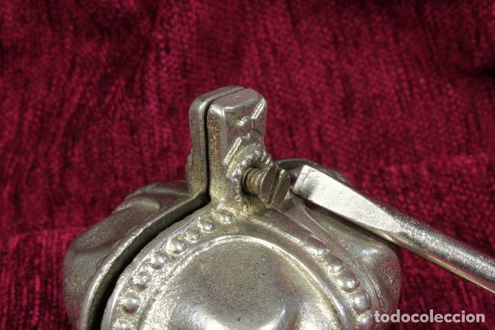 Antig&uuml;edades: Hucha Isabel II. Coronaci&oacute;n. Recordatorio. - Foto 16