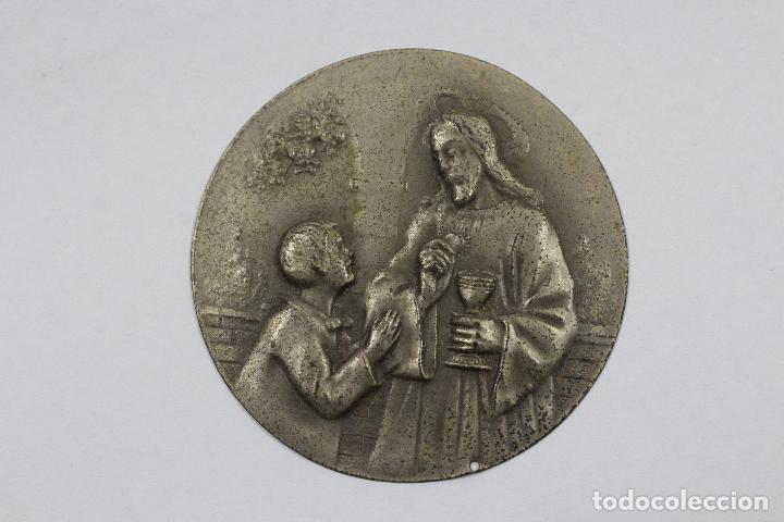 Antig&uuml;edades: JOY-2053. PLACA REPUJADA DE COMUNION EN METAL PLATEADO. - Foto 1