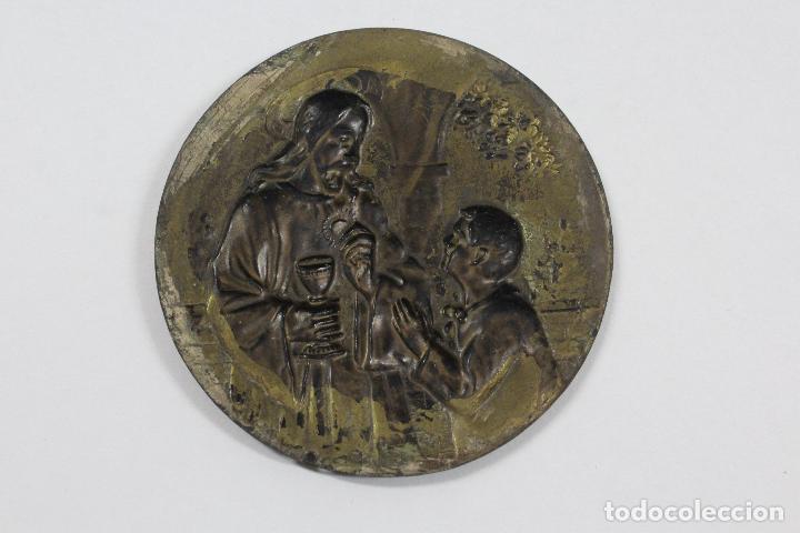 Antig&uuml;edades: JOY-2053. PLACA REPUJADA DE COMUNION EN METAL PLATEADO. - Foto 2