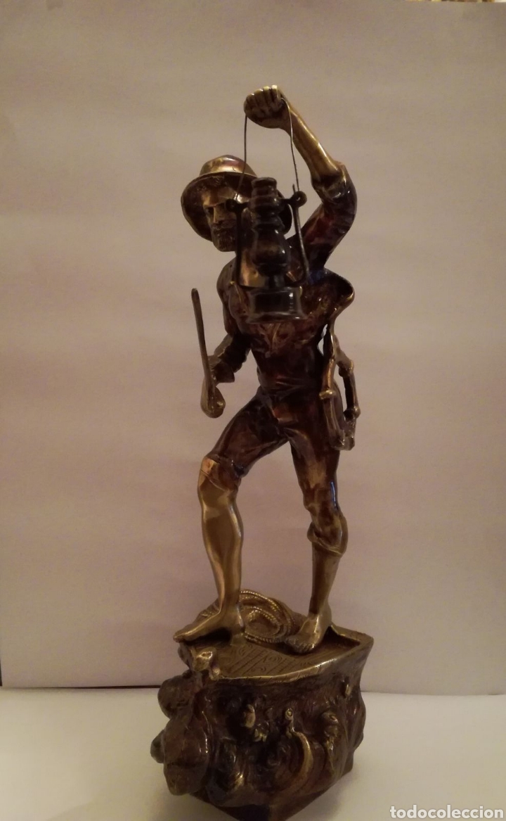 Antig&uuml;edades: Escultura de bronce de explorador.