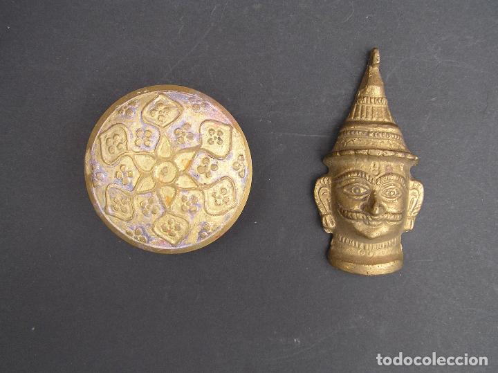 Antig&uuml;edades: Lote Hind&uacute;. Rostro de Shiva y cajita. Ambos de cobre.