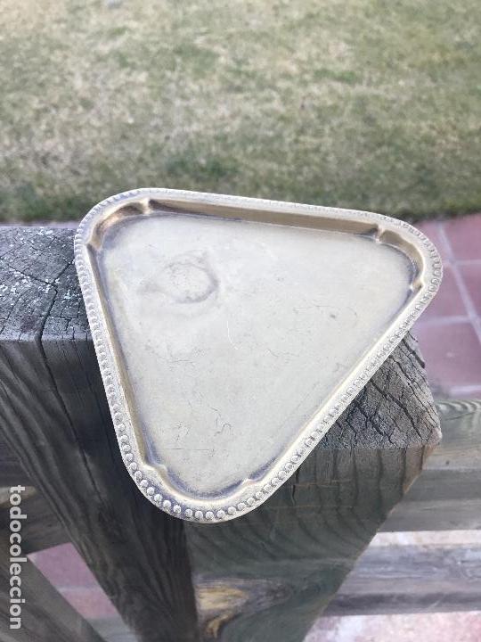 Antiquit&eacute;s: Bandeja metal, con patas triangular