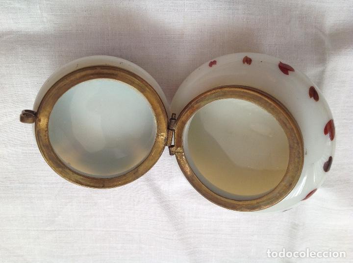 Antig&uuml;edades: Cajita circular de opalina esmaltada. Ffs XIX - Foto 2