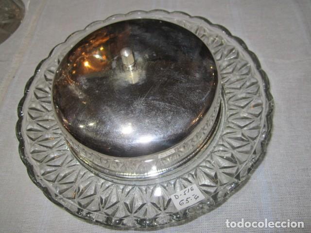 Antig&uuml;edades: Antigua Quesera o salsera, con plato de cristal tallado, y tapa de metal plateado.