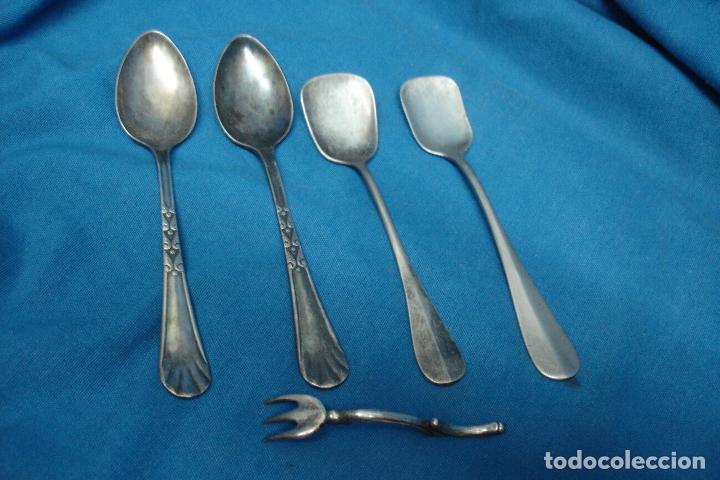Antig&uuml;edades: 4 CUCHARILLAS Y UN MINI TENEDOR - Foto 1