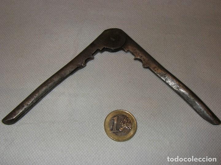 Antig&uuml;edades: Casca pi&ntilde;ones de hierro, 11,5 cm. - Foto 2