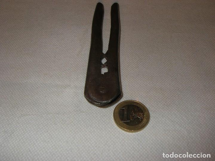 Antig&uuml;edades: Casca pi&ntilde;ones de hierro, 11,5 cm. - Foto 3