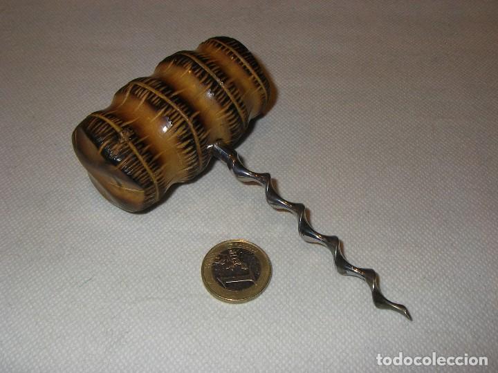 Antig&uuml;edades: Sacacorchos, mango de madera. 12,5 x 7 cm.