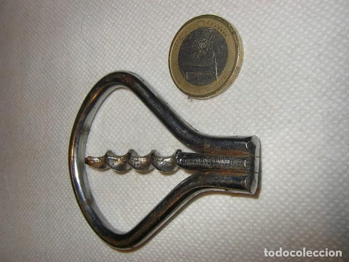 Antig&uuml;edades: Sacacorchos, descorchador, hierro cromado. 11,5 x 5,5 cm, cerrado 7 x 5,5 cm.