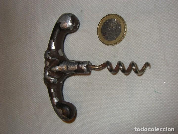 Antig&uuml;edades: Sacacorchos, descorchador, hierro y aluminio. 9 x 8 cm.