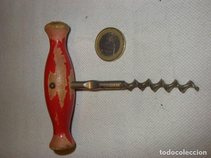 Antig&uuml;edades: Sacacorchos, abre botellas, hierro cromado y madera pintada. 10 x 9 cm.
