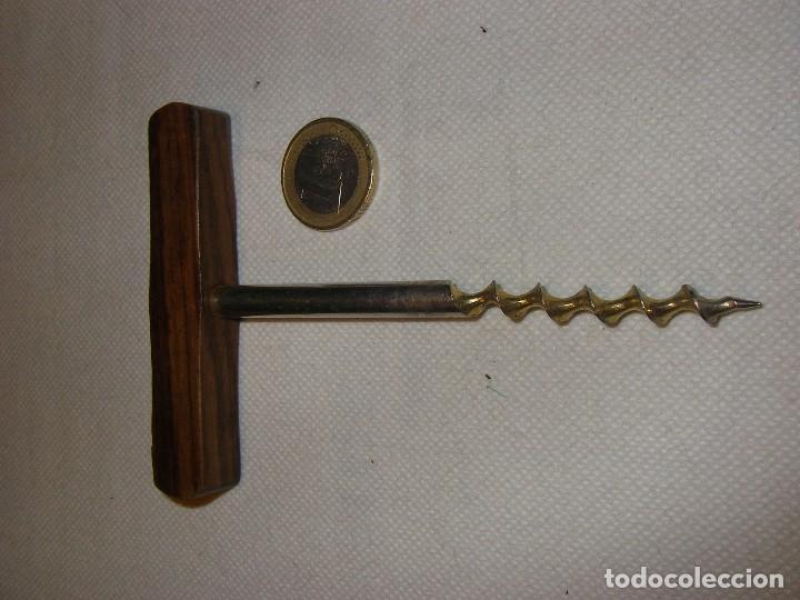Antig&uuml;edades: Sacacorchos, abre botellas, acero y madera. 12,5 x 9,5.