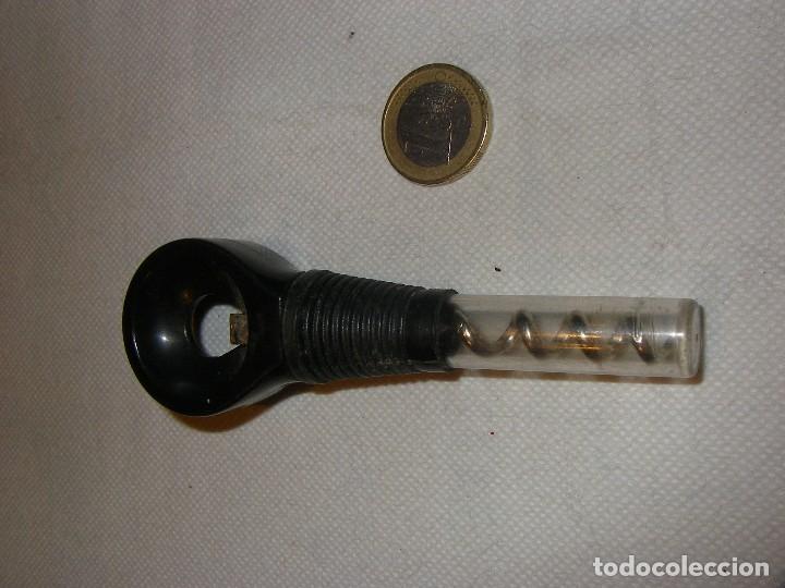 Antig&uuml;edades: Sacacorchos, abrebotellas, acero y plastico duro. 11 cms
