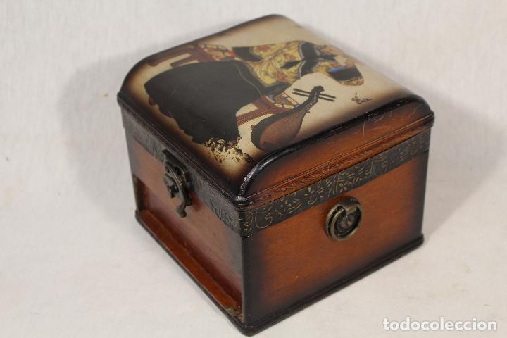 Antig&uuml;edades: caja joyero en madera - Foto 1