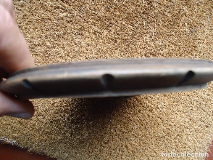 Antig&uuml;edades: CURIOSO EN MADERA RELIEVE PAZO DEL CAUDILLO 18 cm. - Foto 3