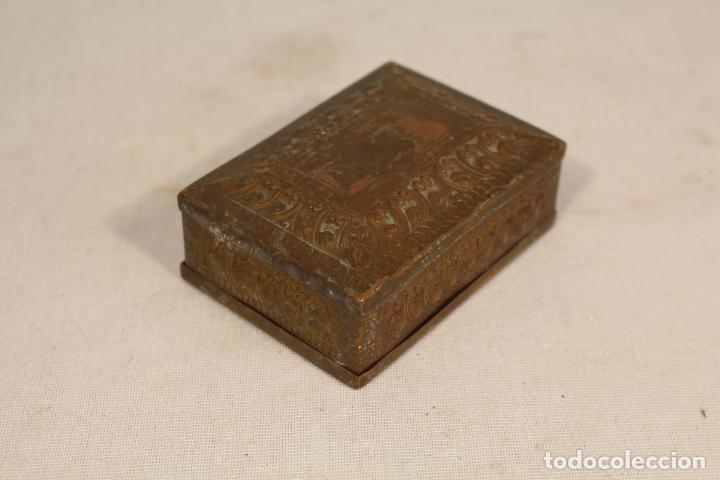 Antig&uuml;edades: caja antigua de lat&oacute;n - Foto 2