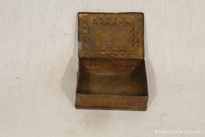 Antig&uuml;edades: caja antigua de lat&oacute;n - Foto 3