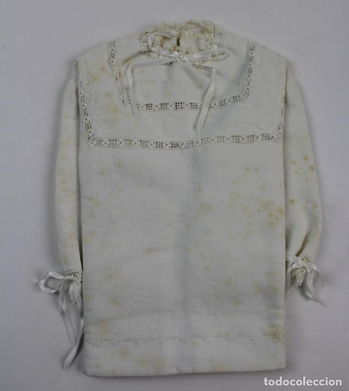 Antig&uuml;edades: VN-107. CAMISA PARA BEBE EN ALGODON Y PUNTAS. - Foto 1