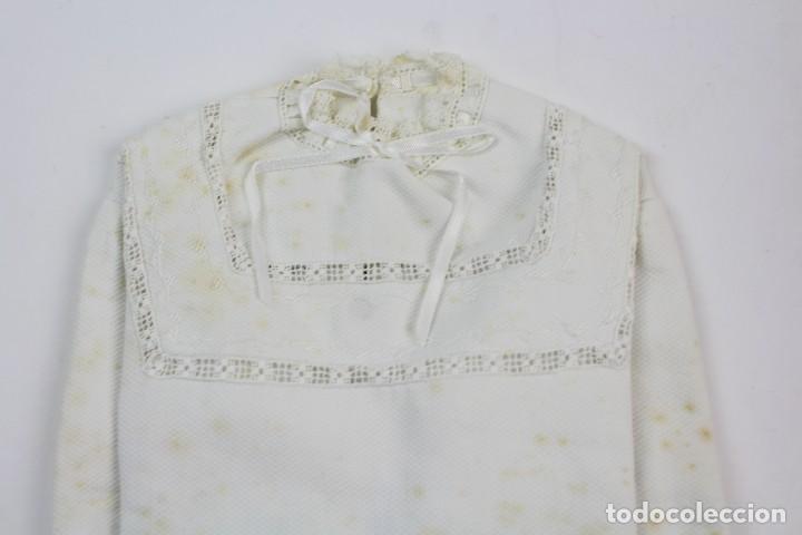 Antig&uuml;edades: VN-107. CAMISA PARA BEBE EN ALGODON Y PUNTAS. - Foto 2