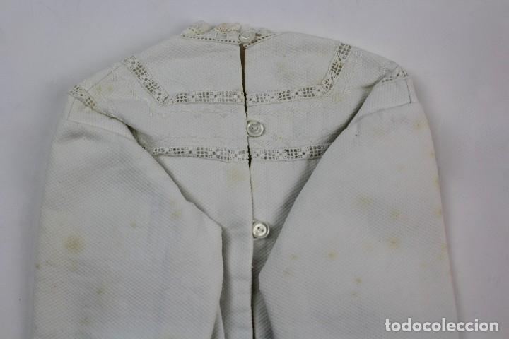 Antig&uuml;edades: VN-107. CAMISA PARA BEBE EN ALGODON Y PUNTAS. - Foto 5