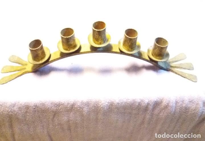 Antig&uuml;edades: Candelabros en hierro forjado, 1 y 5 velas, decorados en dorado.