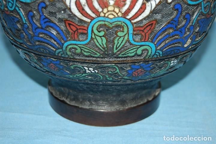 Antig&uuml;edades: JARRON EN BRONCE Y ESMALTE CLOISONNE DE 1900 - Foto 2