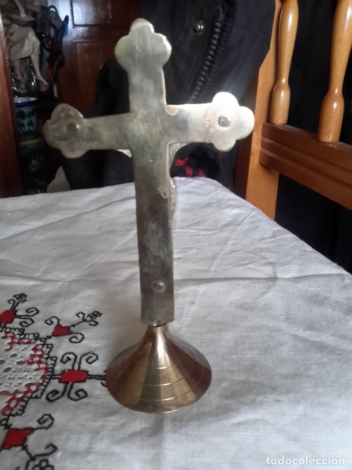 Antig&uuml;edades: Antiguo crucifijo de bronce de sobremesa - Foto 2