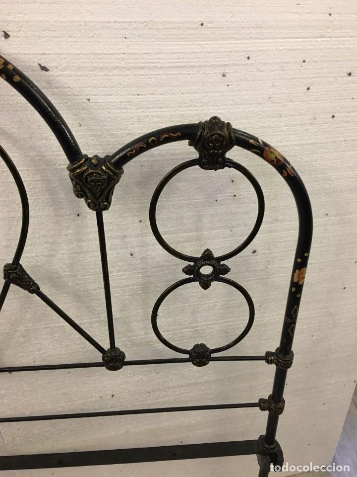 Antig&uuml;edades: CAMA DE HIERRO FORJADO DECORADO A MANO- - Foto 3