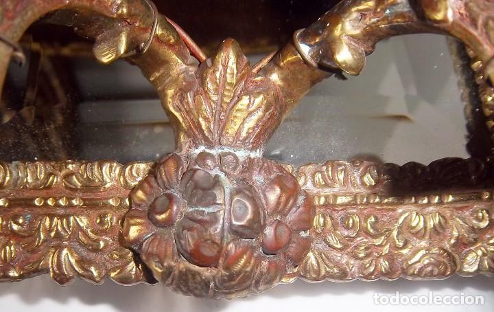 Antig&uuml;edades: PAREJA DE ESPEJOS CON CANDELABRO. - Foto 6