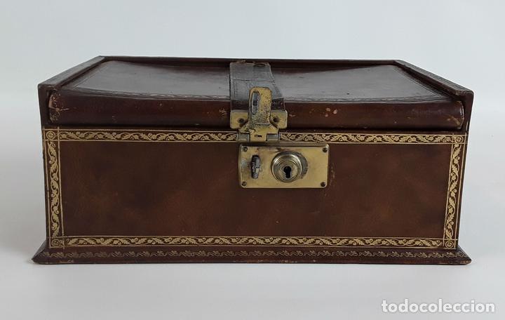 Antig&uuml;edades: CAJA DE TABACO CON LIBRETA. MADERA Y PIEL. CIRCA 1940. - Foto 1