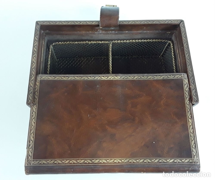 Antig&uuml;edades: CAJA DE TABACO CON LIBRETA. MADERA Y PIEL. CIRCA 1940. - Foto 2